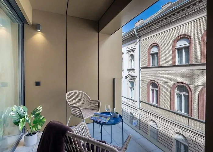 Modern In Authentic Area アパート *